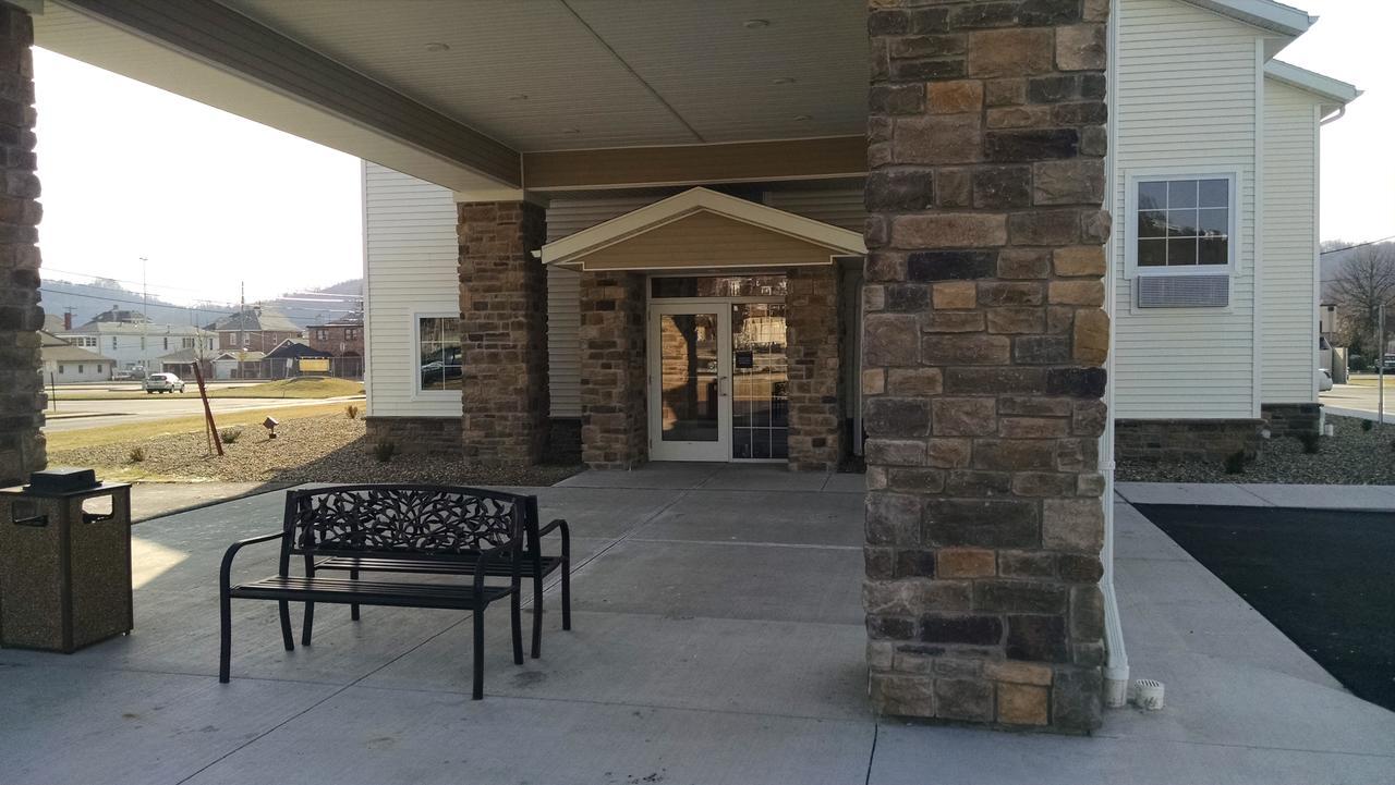 Cobblestone Inn & Suites - Ambridge Exterior photo